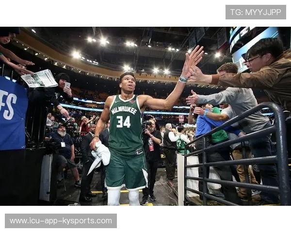 字母哥顶开防守，密尔沃基雄鹿篮下占优